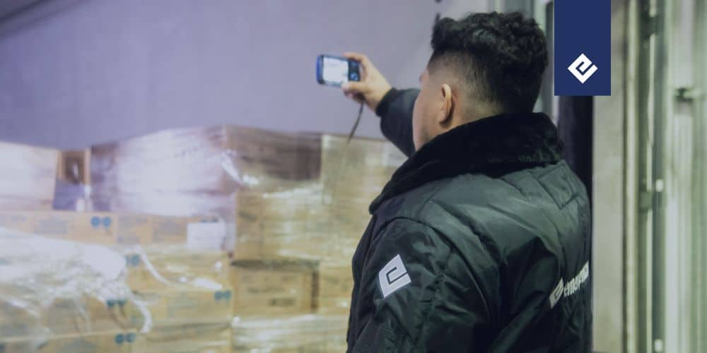 homem aferindo temperatura representando rastreabilidade de alimentos / food traceability / trazabilidad de alimentos