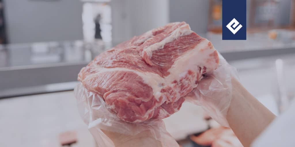 carne en las manos de una persona